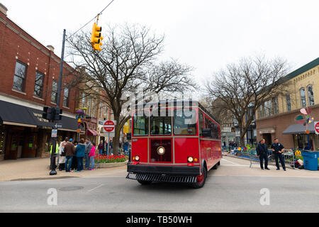 Holland, Michigan, États-Unis - 11 mai 2019 : Vue de l'ouest 8e rue avec un chariot pendant le Festival Le Temps des tulipes Banque D'Images