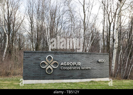 Un logo affiche à l'extérieur du siège de la coopérative laitière Agropur à Saint-Hubert, Québec, Canada, le 23 avril 2019. Banque D'Images