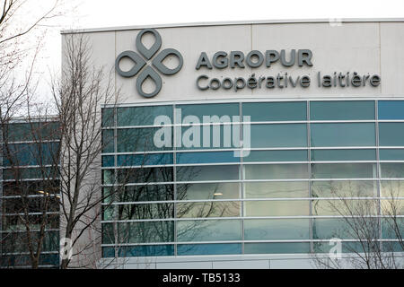 Un logo affiche à l'extérieur du siège de la coopérative laitière Agropur à Saint-Hubert, Québec, Canada, le 23 avril 2019. Banque D'Images