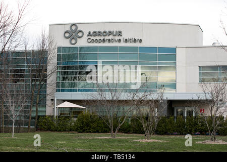 Un logo affiche à l'extérieur du siège de la coopérative laitière Agropur à Saint-Hubert, Québec, Canada, le 23 avril 2019. Banque D'Images