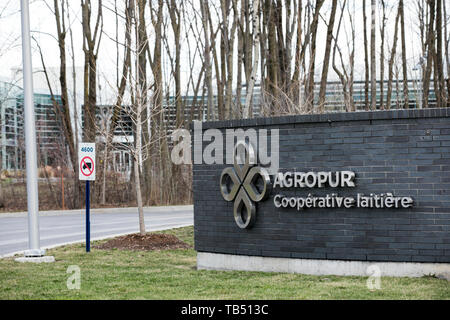 Un logo affiche à l'extérieur du siège de la coopérative laitière Agropur à Saint-Hubert, Québec, Canada, le 23 avril 2019. Banque D'Images