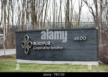 Un logo affiche à l'extérieur du siège de la coopérative laitière Agropur à Saint-Hubert, Québec, Canada, le 23 avril 2019. Banque D'Images