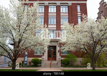 Holland, Michigan, États-Unis - 11 mai 2019 : Old Masonic Temple Building, maintenant utilisé comme bureaux et appartements Banque D'Images