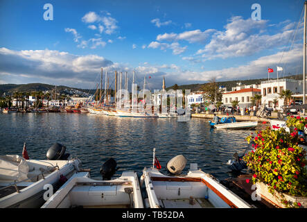 BODRUM, TURQUIE - 25 MAI 2016 : célèbre Marina Port avec bateaux à moteur et des yachts au coucher du soleil Banque D'Images