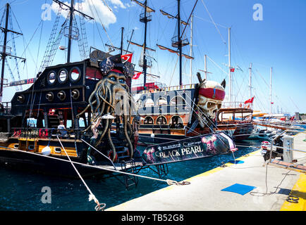 BODRUM, TURQUIE - 25 MAI 2016 : célèbre Marina Harbour avec Black Pearl et du crâne décoré à l'embarcadère des bateaux touristiques Banque D'Images