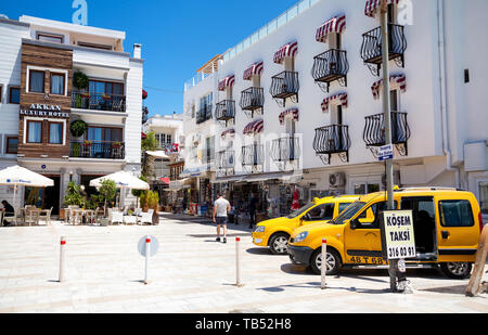 BODRUM, TURQUIE - 25 MAI 2016 : les rues de la belle ville touristique Bodrum avec magasins, restaurant et station de taxi cab jaune Banque D'Images