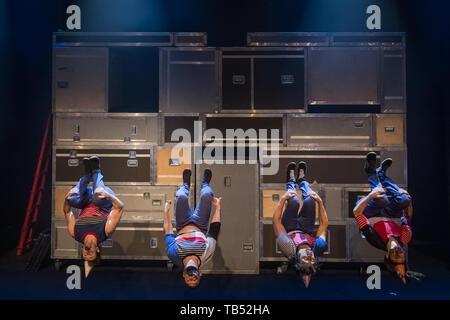 FLIP Fabrique effectuer le transport en commun. La troupe de cirque de renommée mondiale du Canada d'effectuer diverses acrobaties pendant le bas ventre Festival Southbank, Londres, Royaume-Uni. Banque D'Images