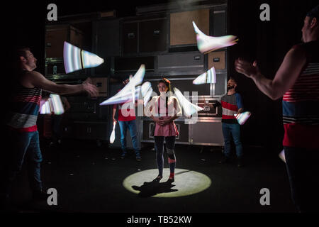 FLIP Fabrique effectuer le transport en commun. La troupe de cirque de renommée mondiale du Canada d'effectuer diverses acrobaties pendant le bas ventre Festival Southbank, Londres, Royaume-Uni. Banque D'Images