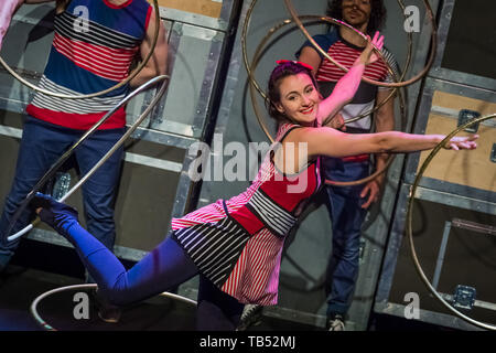 FLIP Fabrique effectuer le transport en commun. La troupe de cirque de renommée mondiale du Canada d'effectuer diverses acrobaties pendant le bas ventre Festival Southbank, Londres, Royaume-Uni. Banque D'Images