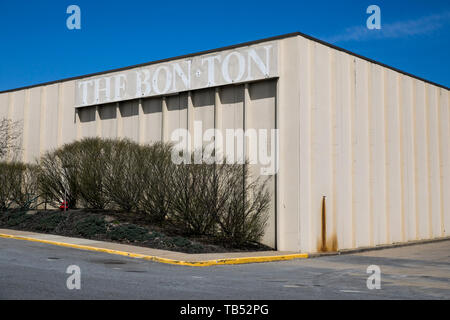L'esquisse d'un logo de l'Bon-Ton enseigne à l'extérieur d'un magasin fermé à Queensbury, New York, le 23 avril 2019. Banque D'Images