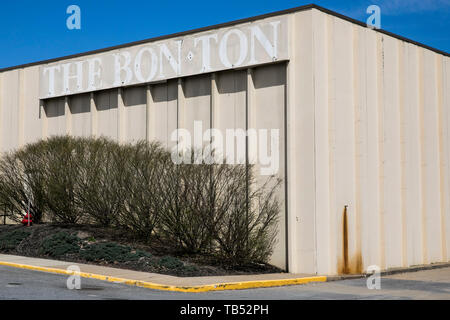 L'esquisse d'un logo de l'Bon-Ton enseigne à l'extérieur d'un magasin fermé à Queensbury, New York, le 23 avril 2019. Banque D'Images