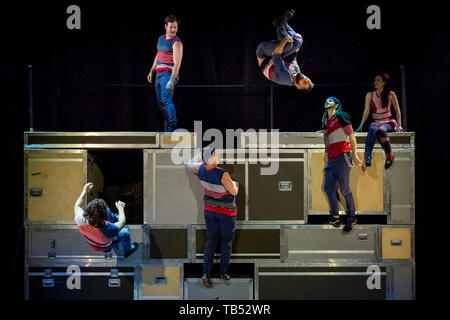 FLIP Fabrique effectuer le transport en commun. La troupe de cirque de renommée mondiale du Canada d'effectuer diverses acrobaties pendant le bas ventre Festival Southbank, Londres, Royaume-Uni. Banque D'Images