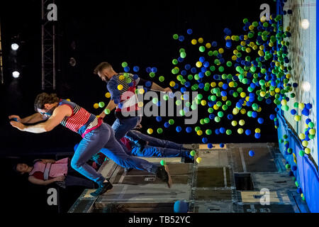 FLIP Fabrique effectuer le transport en commun. La troupe de cirque de renommée mondiale du Canada d'effectuer diverses acrobaties pendant le bas ventre Festival Southbank, Londres, Royaume-Uni. Banque D'Images