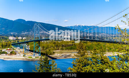 Vue sur le pont Lions Gate, un pont suspendu qui relie le parc Stanley de Vancouver et les municipalités de North Vancouver et West Vancouver Banque D'Images