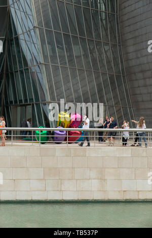 Touristen im Guggenheim-Museum à Bilbao, Espagne. Architekt : Frank Gehry. / Les touristes au musée Guggenheim de Bilbao, en Espagne. Architecte : Frank Geh Banque D'Images