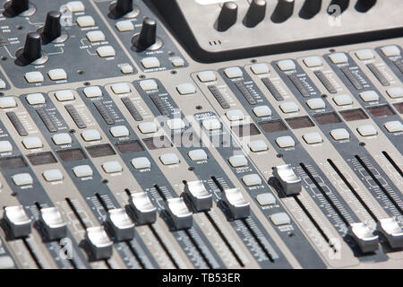 Détail de la console de mixage à l'aide de curseurs et de niveaux. L'équipement audio Banque D'Images