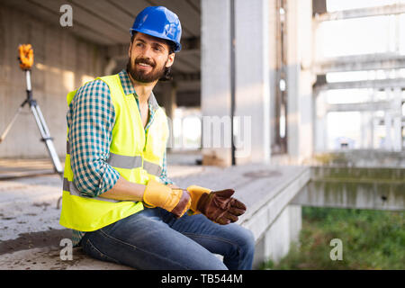 Portrait of a handsome travailleur sur un chantier de construction Banque D'Images