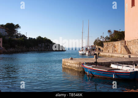 Le joli petit port village de Veli Lošinj sur l'île de Lošinj, Croatie Banque D'Images