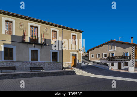 Ombre de la forteresse palais de don Diego López de zúñiga sur la façade de l'hôtel de ville de Curiel de Douro, Valladolid, Espagne, Europe Banque D'Images