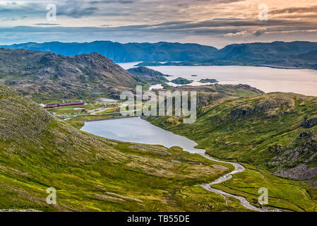 Paysage norvégien d'été avec green hills, sea bay, le lac et le camping village près de Cap Nord ( Cap Nord), Finnmark, Norvège. Banque D'Images