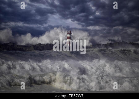 L'état de la mer. Phare et de la jetée de Povoa de Varzim entrée du port. Le nord de la côte portugaise. Amélioration de ciel. Banque D'Images