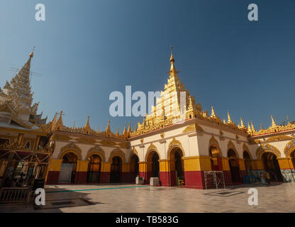 La pagode d'or et la cour à Paya Mahamuni Mandalay, Myanmar, temple Banque D'Images