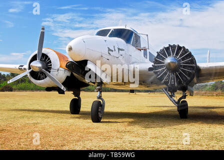 Cuyo Island, la province de Palawan, Philippines : Volpar Beechcraft de cargo avec moteur ouvert en vertu de la maintenance à l'aéroport. Banque D'Images