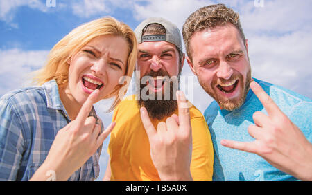 Les hommes et de profiter de la musique du festival. Vacances et passe-temps. Visitez le célèbre festival durant les vacances. Hard rock à jamais. Festival de musique rock. Heavy metal fans. Friends having fun summer open air festival. Banque D'Images