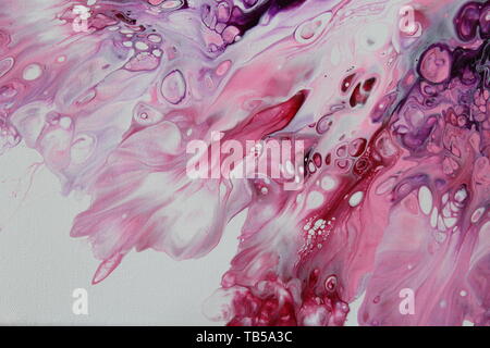 Arrière-plan d'un gros plan sur une section d'un acrylique abstrait peinture pour faire en violet, magenta, rose et blanc avec de nombreuses cellules. Banque D'Images