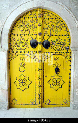 La Porte jaune traditionnel d'une maison du 17ème siècle décoré de motifs islamiques dans une ruelle de la médina (vieille ville) de Tunis, Tunisie. Banque D'Images