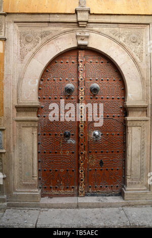 La porte cloutée traditionnel d'une maison du 17ème siècle décoré de motifs islamiques dans une ruelle de la médina (vieille ville) de Tunis, Tunisie. Banque D'Images