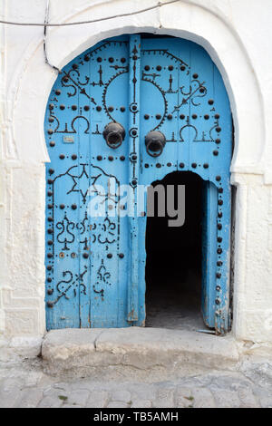 Le bleu traditionnel porte d'une maison du 17ème siècle décoré de motifs islamiques dans une ruelle de la médina (vieille ville) de Tunis, Tunisie. Banque D'Images