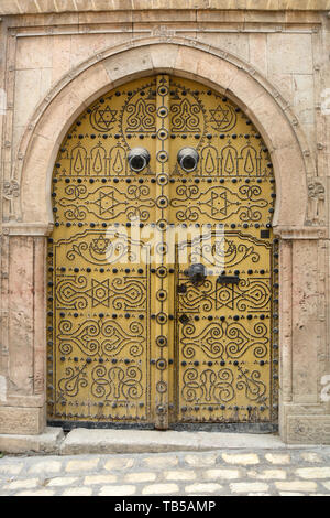 La porte cloutée traditionnel d'une maison du 17ème siècle décoré de motifs islamiques dans une ruelle de la médina (vieille ville) de Tunis, Tunisie. Banque D'Images