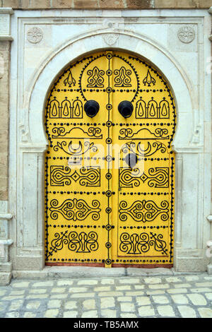 La Porte jaune traditionnel d'une maison du 17ème siècle décoré de motifs islamiques dans une ruelle de la médina (vieille ville) de Tunis, Tunisie. Banque D'Images