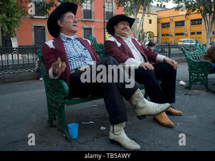 Ramon Cuevas et son NorteÒo la bande 'los diferentes' attendre nuit pour arriver sur la Plaza Garibaldi où Mariachis se rassemblent pour être embauché dans la ville de Mexico, Ven Banque D'Images