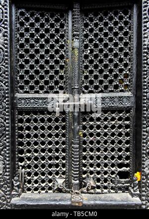 Grilles de fenêtre sculpté avec art dans le style Newar traditionnel dans Kumari Chowk cour intérieure, Kumari Bahal Temple, Durbar Square, Katmandou, Népal Banque D'Images