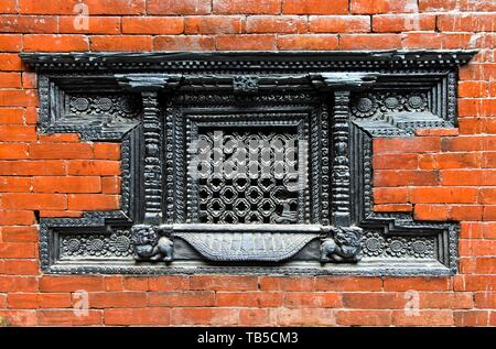 Grilles de fenêtre sculpté avec art dans le style Newar traditionnel dans Kumari Chowk cour intérieure, Kumari Bahal Temple, Durbar Square, Katmandou, Népal Banque D'Images