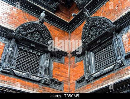 Grilles de fenêtre sculpté avec art dans le style Newar traditionnel dans Kumari Chowk cour intérieure, Kumari Bahal Temple, Durbar Square, Katmandou, Népal Banque D'Images