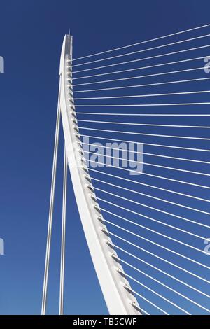 En forme de harpe pont à haubans, le Pont de l'Assut de l'Or, l'architecte Santiago Calatrava, CAC, Ciutat de les Arts i les Ciències, Valencia, Espagne Banque D'Images