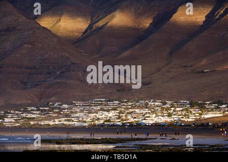 Tourist resort Bungalows sur la plage de Famara, lumière du soir, Risco de Famara, près de Caleta de Famara, Lanzarote, îles Canaries, Espagne Banque D'Images