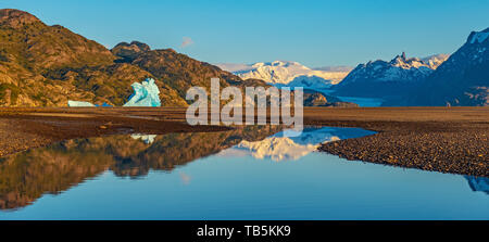 Lever du soleil par panoramique lac Grey (gris) avec un iceberg géant gris Glacier et dans l'arrière-plan, le parc national Torres del Paine, en Patagonie, au Chili. Banque D'Images