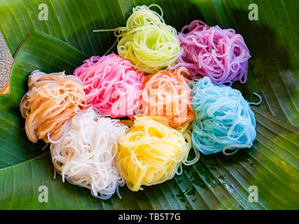 Colorés de nouilles de riz ou nouilles vermicelles de riz sur des feuilles de banane contexte / Thai style nourriture délicieuse et belle nourriture Banque D'Images