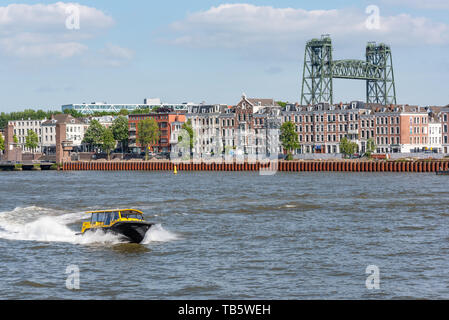 Rotterdam, Pays-Bas - 11 mai 2019 : taxi de l'eau au cours de l'accélération de la Nouvelle Meuse avec des bâtiments de la ville en arrière-plan Banque D'Images
