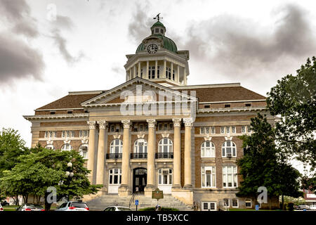 Pulaski, New York, USA - Le 23 juin 2017 : entrée avant de l'Giles County Courthouse construit en 1909 à Pulaski, Tennessee. Banque D'Images