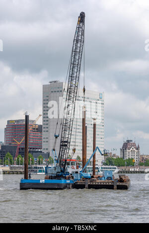 Rotterdam, Pays-Bas - 9 mai 2019 : grue flottante dans la nouvelle Meuse, dans le centre de la ville Banque D'Images