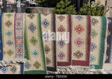 Les tapis traditionnels géorgiens et des tapis kilim avec motifs géométriques typiques pour la vente, Tbilissi, Géorgie, Close up Banque D'Images