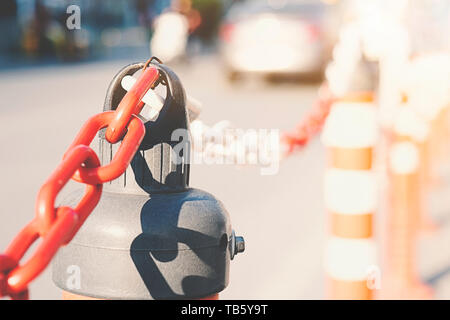 Cônes de circulation ont une chaîne. Pôle trafic blanc et rouge sont mondiales Banque D'Images