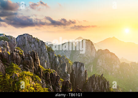 Huangshan paysage naturel magnifique au lever du soleil,Anhui Province, China Banque D'Images