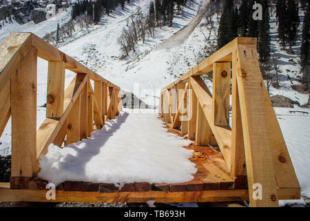 Un nouveau pont de bois construit sur un petit cours d'eau dans la région montagneuse de l'Himalaya au Cachemire Sonmarg pour mouvement sur socle Banque D'Images