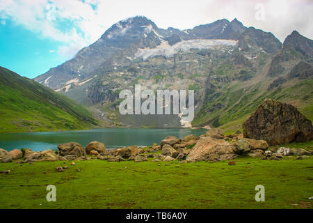 Gangabal Harmukh avec Mont du Lac à l'arrière-plan à partir de la base de la montagne Banque D'Images